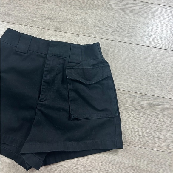 Aritzia TNA Black Cargo 3" Shorts - Picture 6 of 12